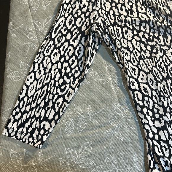 Chaus New York Blouse. - Picture 4 of 15